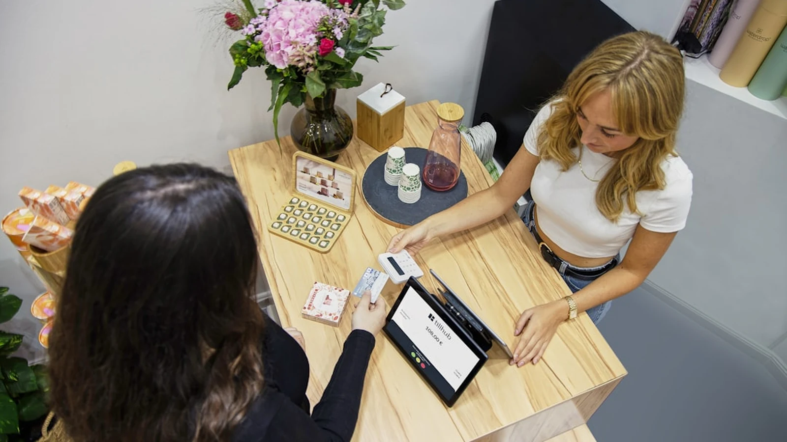 How Client Reviews Increase Confidence Before a First Booking